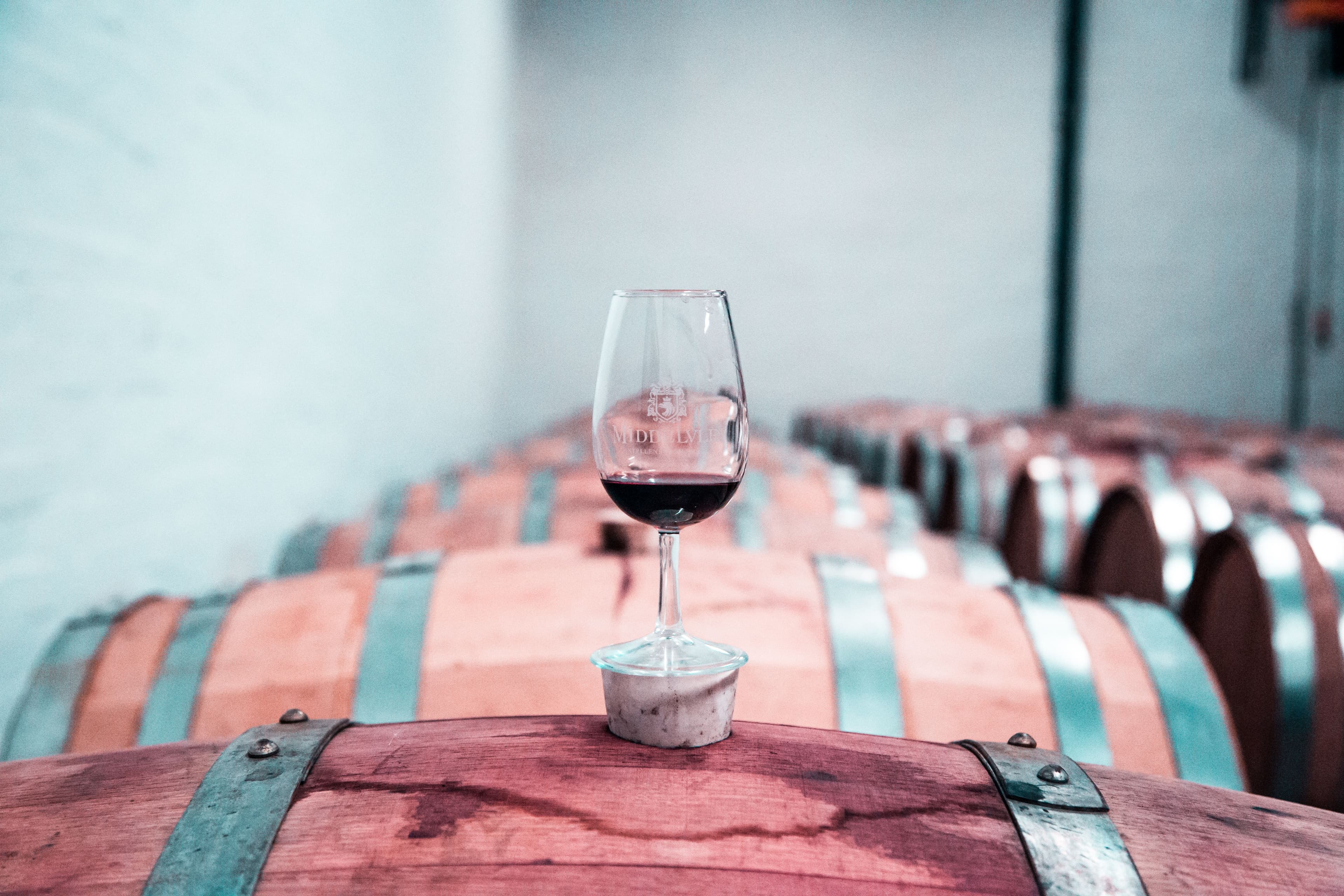 Copa de vino sobre barricas